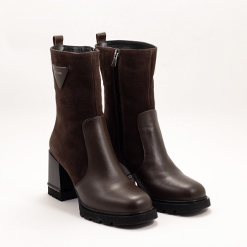 Дамски боти на ток в кафяво Дамски боти на ток в кафяво