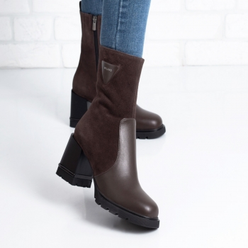 Дамски боти на ток в кафяво Дамски боти на ток в кафяво