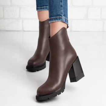 Дамски боти на ток в кафяво