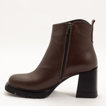 Дамски боти на ток в кафяво