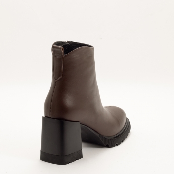 Дамски боти на ток в кафяво