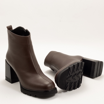 Дамски боти на ток в кафяво