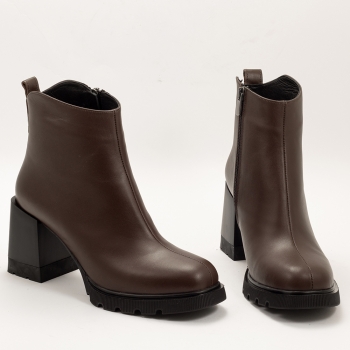 Дамски боти на ток в кафяво