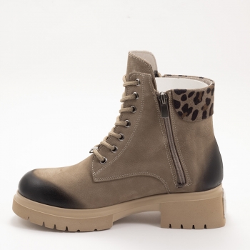 Дамски боти в бежово Дамски боти в бежово