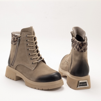 Дамски боти в бежово Дамски боти в бежово