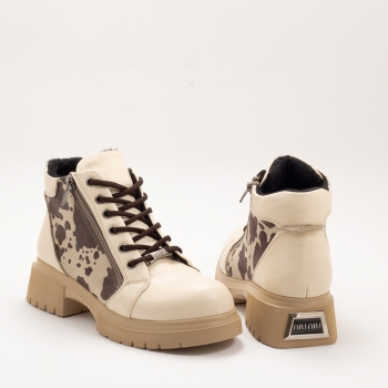 Дамски боти в бежово Дамски боти в бежово