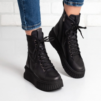 Дамски боти в черно