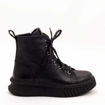 Дамски боти в черно