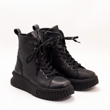 Дамски боти в черно