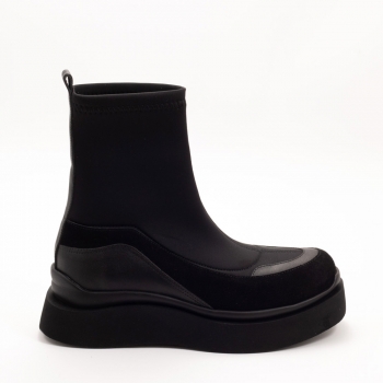 Дамски боти в черно