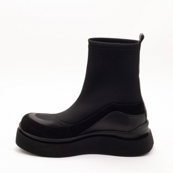 Дамски боти в черно