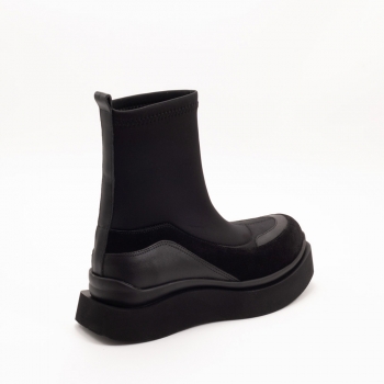 Дамски боти в черно