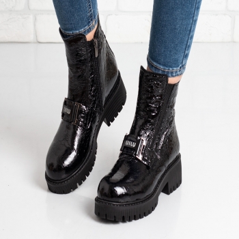 Дамски боти в черно TR2128L-01 Дамски боти в черно