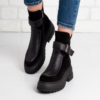 Дамски боти в черно