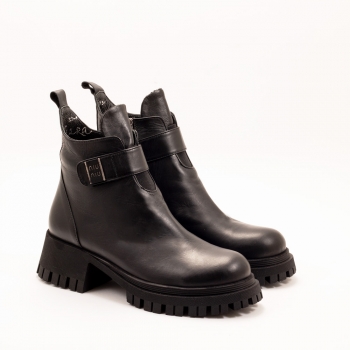 Дамски боти в черно