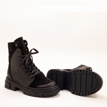 Дамски боти в черно