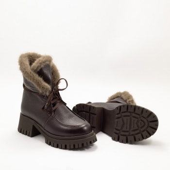 Дамски боти в кафяво с естествен косъм