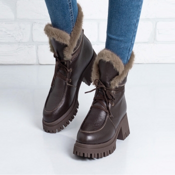 Дамски боти в кафяво с естествен косъм