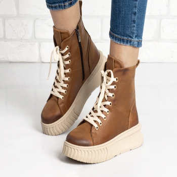 Дамски боти в камел