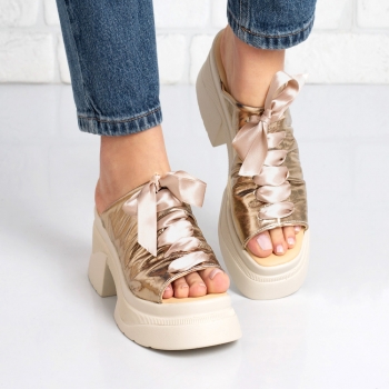 Дамски чехли в златно