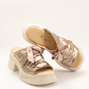 Дамски чехли в златно