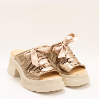 Дамски чехли в златно