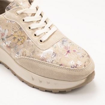 Дамски маратонки в бежово