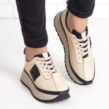 Дамски маратонки в бежово