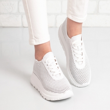 Дамски маратонки в бяло