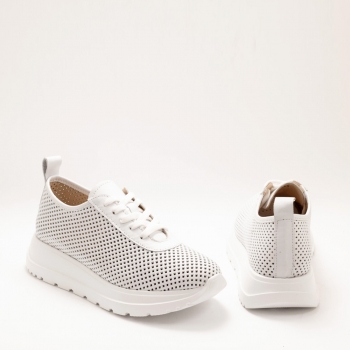 Дамски маратонки в бяло