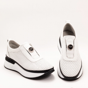 Дамски маратонки в бяло