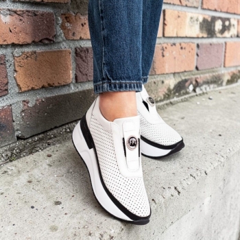 Дамски маратонки в бяло