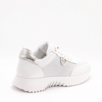 Дамски маратонки в бяло