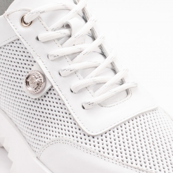 Дамски маратонки в бяло