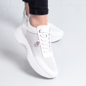 Дамски маратонки в бяло