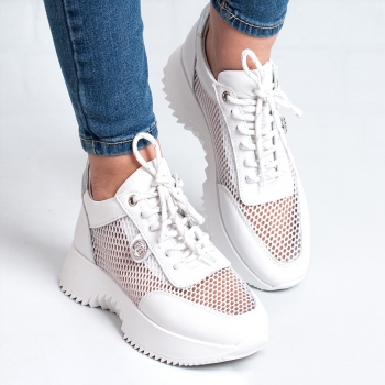 Дамски маратонки в бяло