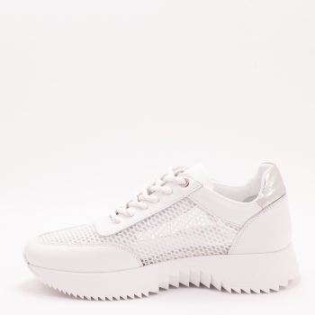 Дамски маратонки в бяло