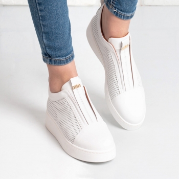 Дамски маратонки в бяло