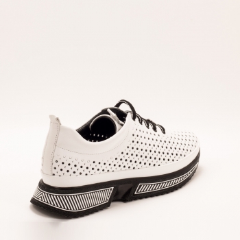 Дамски маратонки в бяло