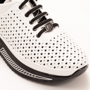 Дамски маратонки в бяло