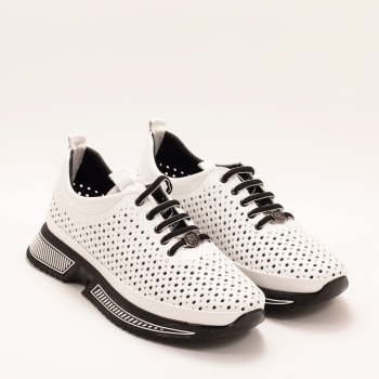 Дамски маратонки в бяло