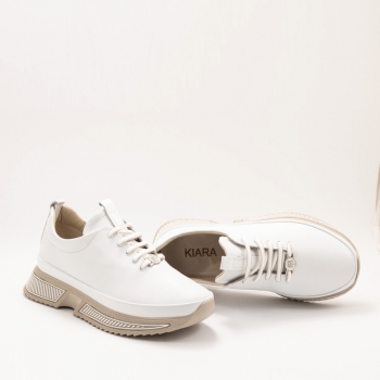 Дамски маратонки в бяло