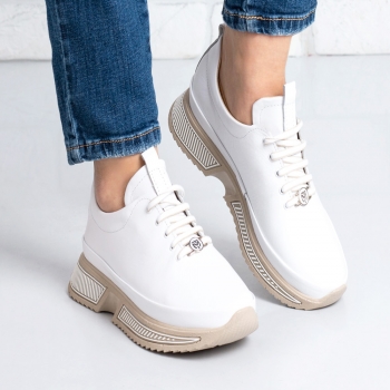 Дамски маратонки в бяло