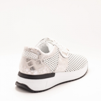 Дамски маратонки в бяло и сребристо