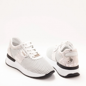 Дамски маратонки в бяло и сребристо