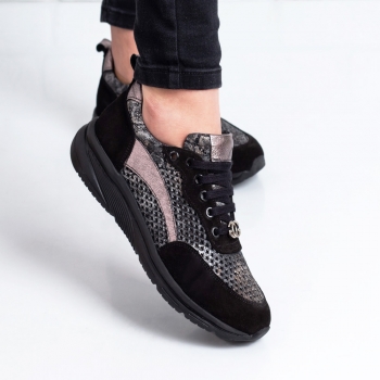 Дамски маратонки в черно и змийски принт