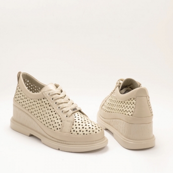 Дамски обувки на платформа в бежово и златисто