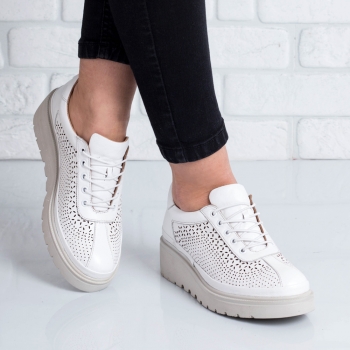 Дамски обувки на платформа в бяло