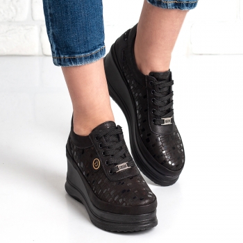 Дамски обувки на платформа в черно