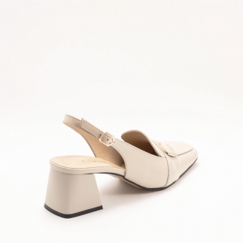 Дамски обувки на ток в бежово